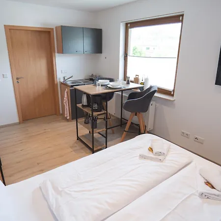 Mama-apartments - Haus Martina Im Herzen Der Rhoen - 3 Einzelbuchbare Moderne Fuer 2-8 Personen, Terrasse, Balkon, Garten, Und E-bike Keller, Lounge, Freies Wlan, Familienfreundlich Poppenhausen